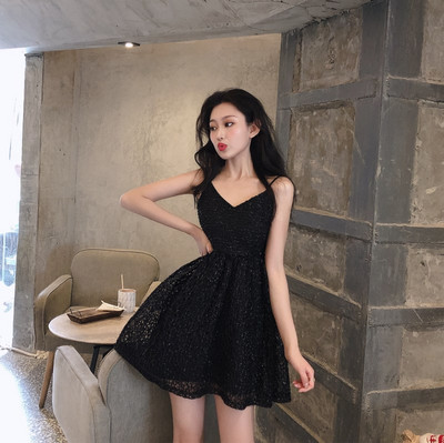 Stílusos női ruha vékony fekete-fehér pántokkal