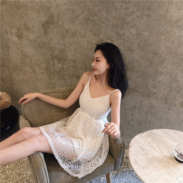 Stílusos női ruha vékony fekete-fehér pántokkal