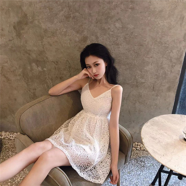 Stílusos női ruha vékony fekete-fehér pántokkal