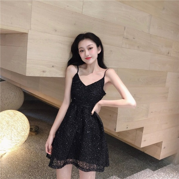 Stílusos női ruha vékony fekete-fehér pántokkal