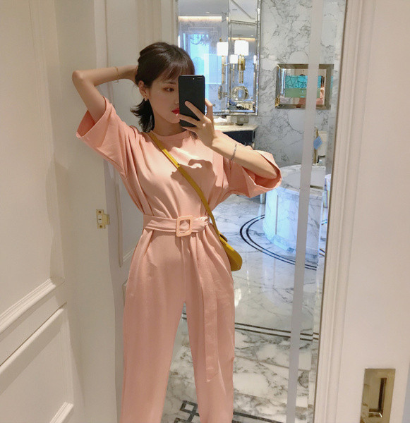 Női alkalmi kombiné rövid ujjú, övvel, rózsaszín és fehér színben