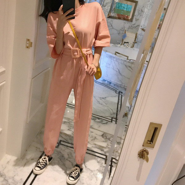 Női alkalmi kombiné rövid ujjú, övvel, rózsaszín és fehér színben