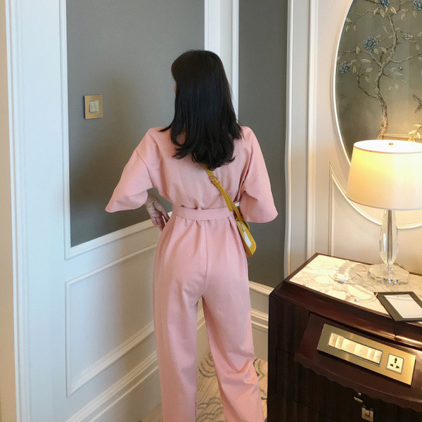 Női alkalmi kombiné rövid ujjú, övvel, rózsaszín és fehér színben