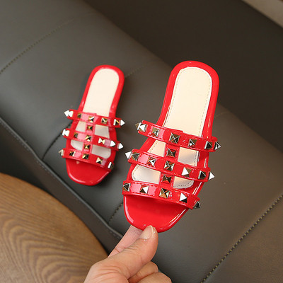 Aktuális gyerekpapucs fekete és piros színben lányoknak