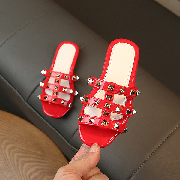 Aktuális gyerekpapucs fekete és piros színben lányoknak