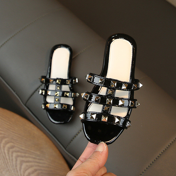 Aktuális gyerekpapucs fekete és piros színben lányoknak