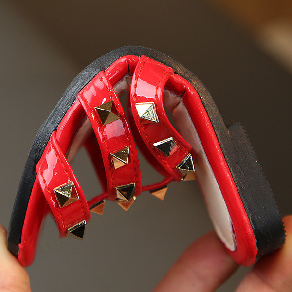 Aktuális gyerekpapucs fekete és piros színben lányoknak