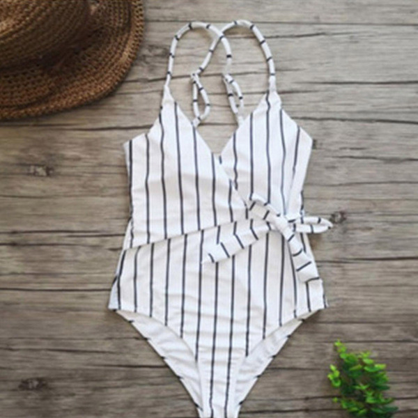 Aktuális női teljes fürdőruha fekete-fehér színben