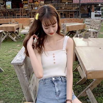 Rövid, gombos női felső