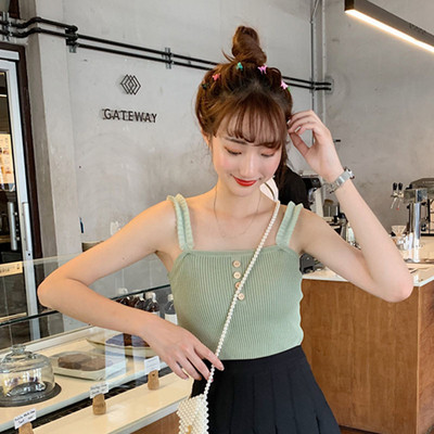 Rövid, gombos női felső