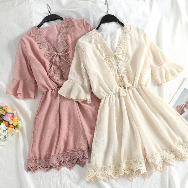 Modern női rövid jumpsuit V-nyakkal és nyakkendővel, három színben