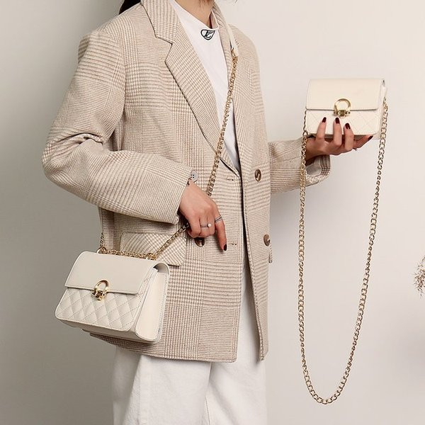 Stílusos női táska fém rögzítéssel