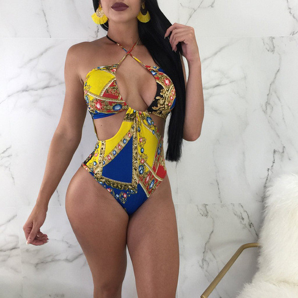 Stílusos női teljes fürdőruha kivágásokkal