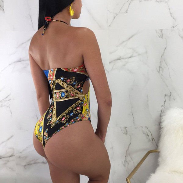 Stílusos női teljes fürdőruha kivágásokkal