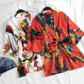 Modern női fürdőköpeny övvel és különböző mintákkal