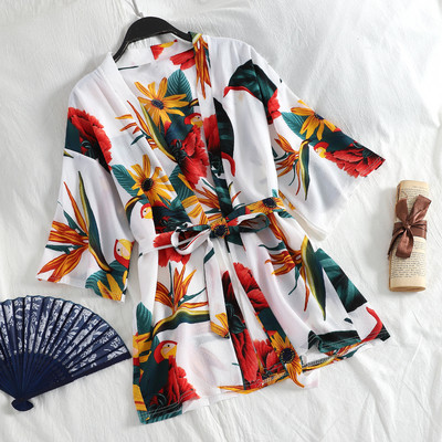 Modern női fürdőköpeny övvel és különböző mintákkal