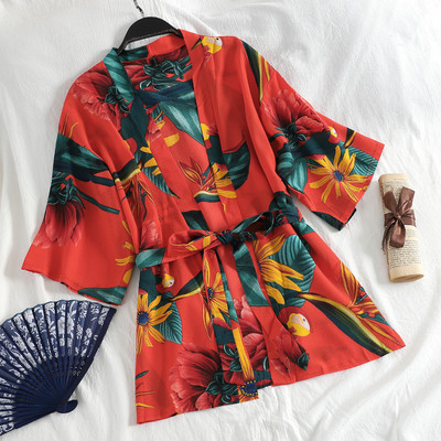 Modern női fürdőköpeny övvel és különböző mintákkal