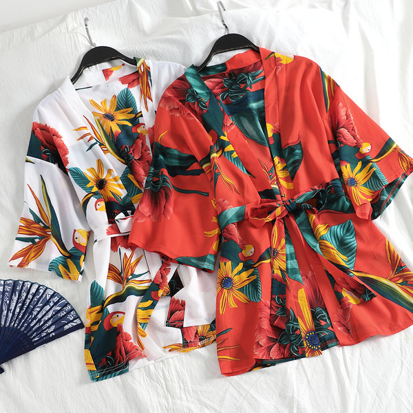 Modern női fürdőköpeny övvel és különböző mintákkal