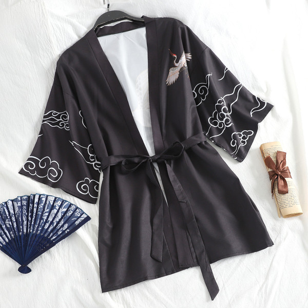 Modern női fürdőköpeny övvel és különböző mintákkal