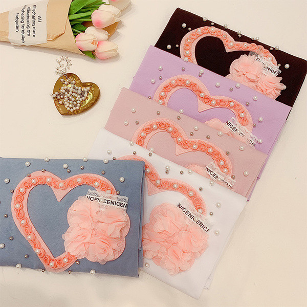 Modern női póló gyöngy díszítéssel és 3D elemmel