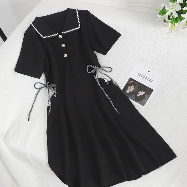 Modern női ruha kivágásokkal és nyakkendőkkel fekete színben