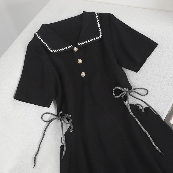 Modern női ruha kivágásokkal és nyakkendőkkel fekete színben