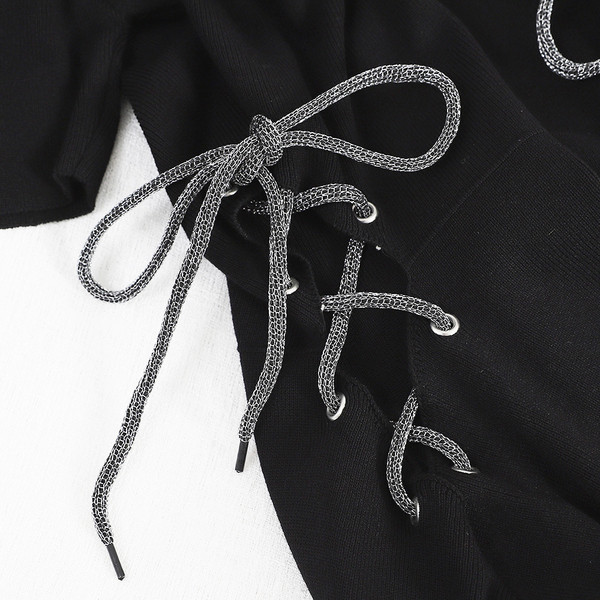 Modern női ruha kivágásokkal és nyakkendőkkel fekete színben