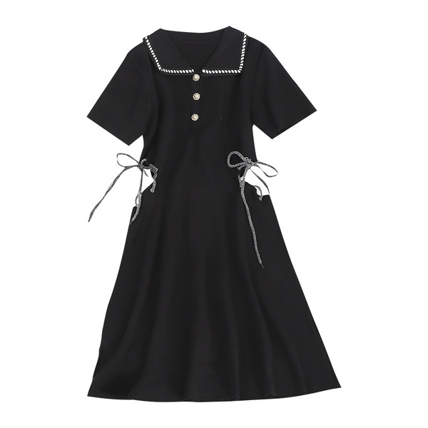 Modern női ruha kivágásokkal és nyakkendőkkel fekete színben