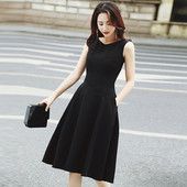 Stílusos női ruha O-nyakú fekete színben