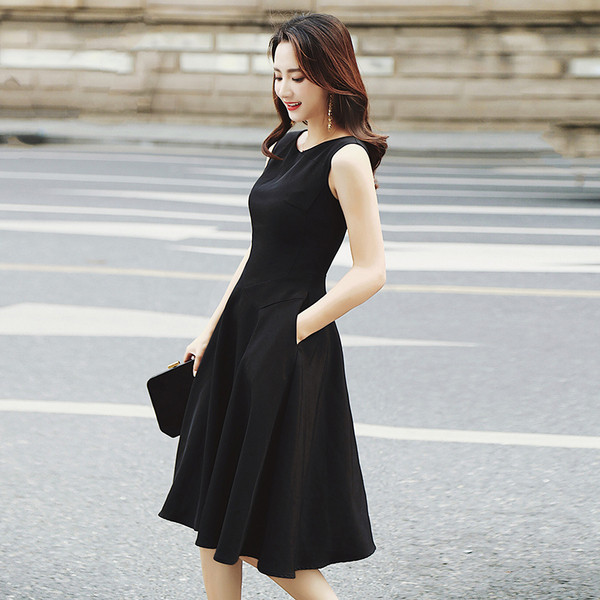 Stílusos női ruha O-nyakú fekete színben