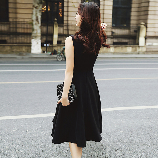 Stílusos női ruha O-nyakú fekete színben