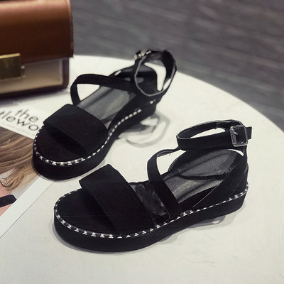 Alkalmi női szandál fekete színben, magas talppal