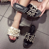 Modern női papucs fehér és fekete színben, dekorgyöngyökkel