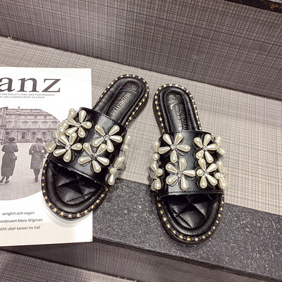 Modern női papucs fehér és fekete színben, dekorgyöngyökkel