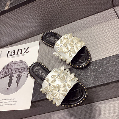 Modern női papucs fehér és fekete színben, dekorgyöngyökkel