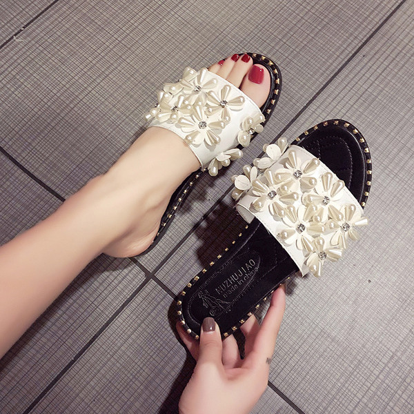Modern női papucs fehér és fekete színben, dekorgyöngyökkel