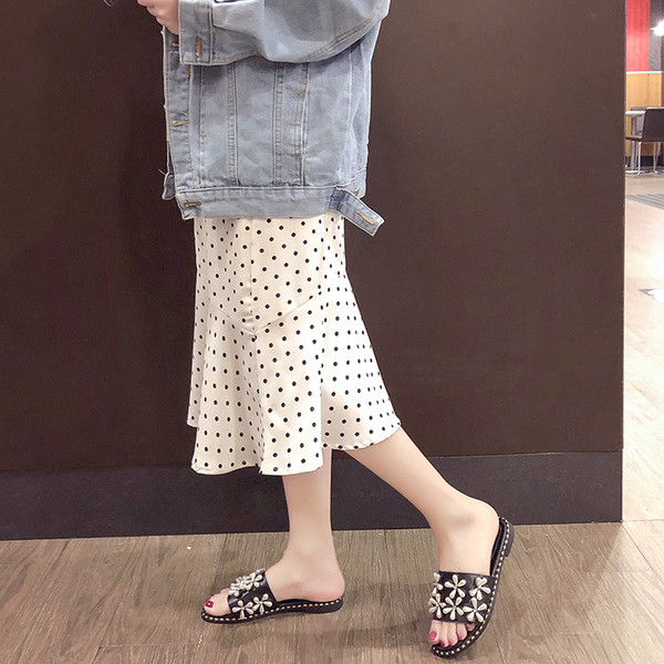 Modern női papucs fehér és fekete színben, dekorgyöngyökkel