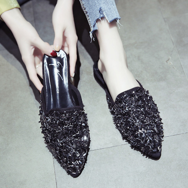 Aktuális női papucs két színben - hegyes modell díszkövekkel