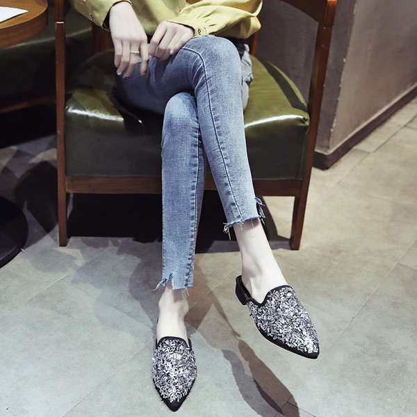 Aktuális női papucs két színben - hegyes modell díszkövekkel