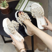 Aktuális női papucs magas talppal, dekorgyöngyökkel két színben