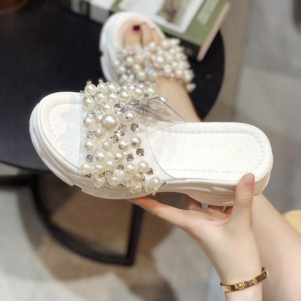 Aktuális női papucs magas talppal, dekorgyöngyökkel két színben