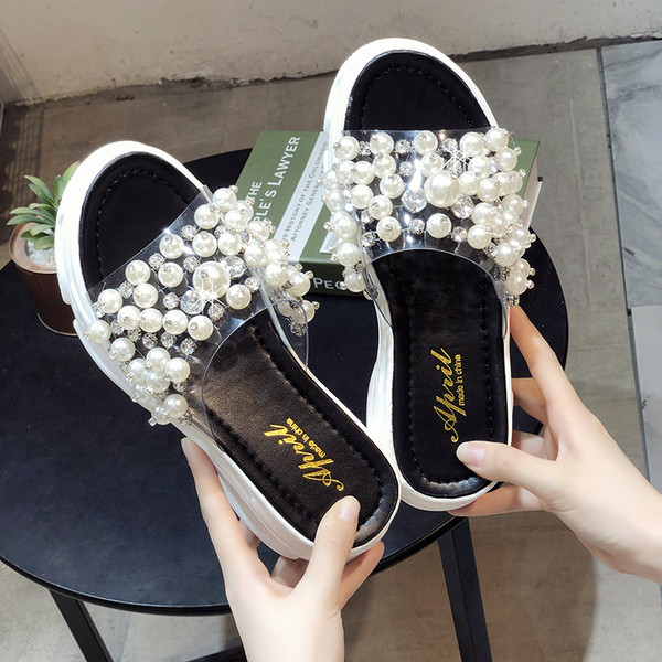 Aktuális női papucs magas talppal, dekorgyöngyökkel két színben