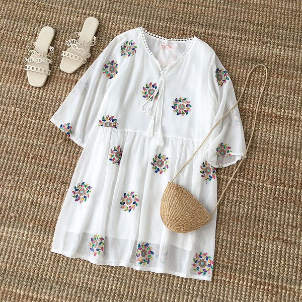Fehér női ruha virágos motívumokkal