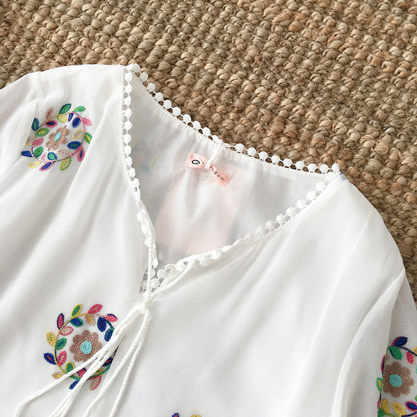 Fehér női ruha virágos motívumokkal