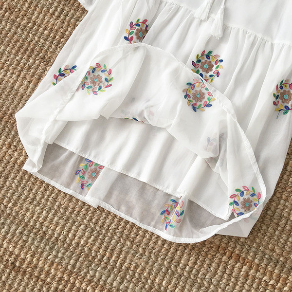 Fehér női ruha virágos motívumokkal