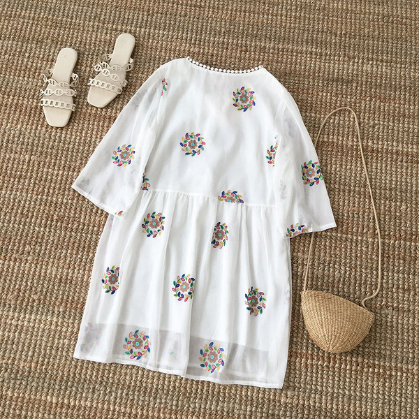 Fehér női ruha virágos motívumokkal