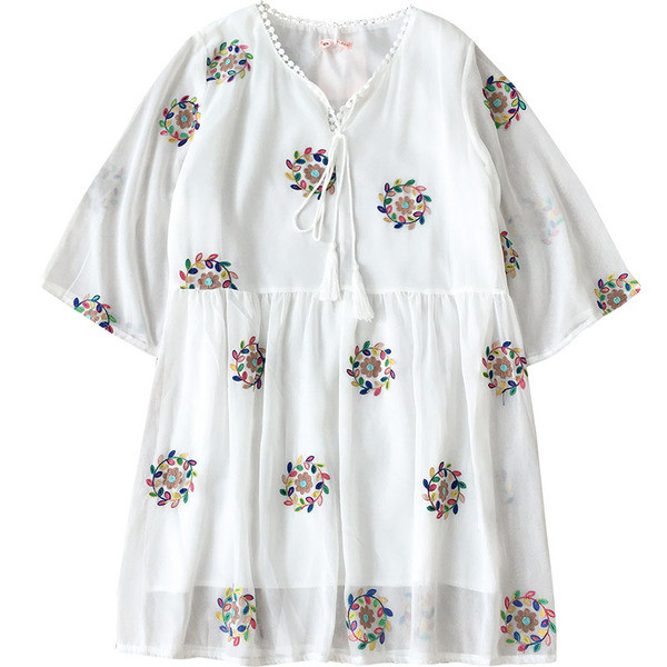 Fehér női ruha virágos motívumokkal