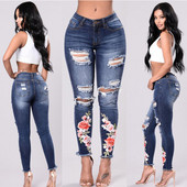 Modern női farmer kék színben, szakadt motívumokkal