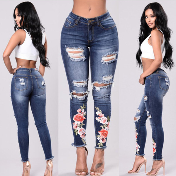 Modern női farmer kék színben, szakadt motívumokkal