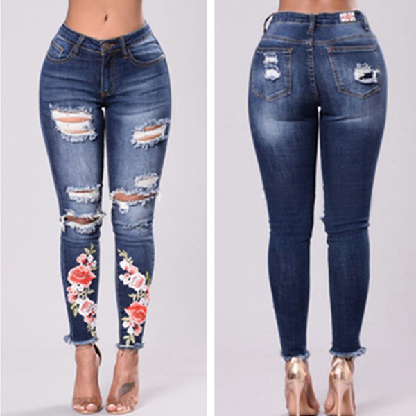 Modern női farmer kék színben, szakadt motívumokkal